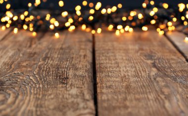 Parlak Noel ışıkları ile ahşap tablo görünümünü portre