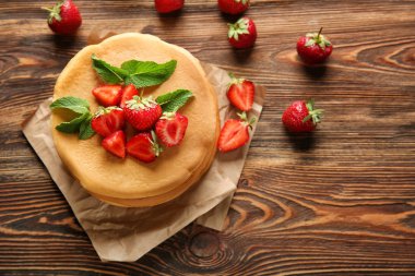 Lezzetli gözleme ve çilek ahşap tablo