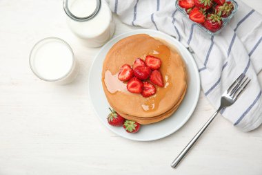 Lezzetli gözleme, bal ve ahşap masa üzerinde çilek ile kompozisyon