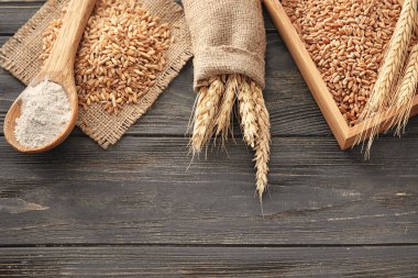 Buğday taneleri, spikelets ve ahşap zemin üzerine un ile kompozisyon