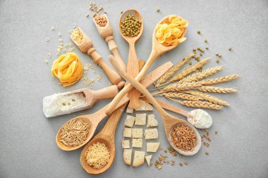 Buğday unu, tahıl ve makarna üzerine gri arka plan kompozisyonu