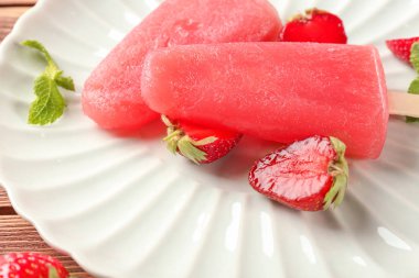 Ahşap masa, closeup üzerinde lezzetli Çilekli dondurmayı plakalı