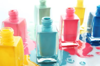 Tırnak cilaları beyaz arka plan üzerine açık şişe