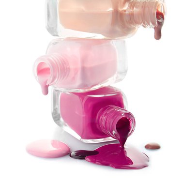 Tırnak cilaları beyaz arka plan üzerine açık şişe