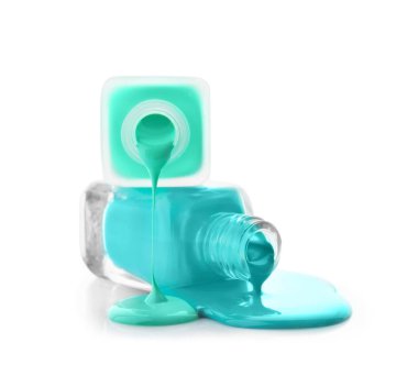 Tırnak cilaları beyaz arka plan üzerine açık şişe