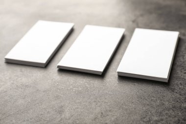 tarjetas en blanco sobre fondo gris