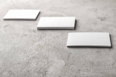 Açık arkaplanda boş kartvizitler