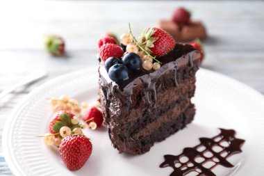 Çilek plaka, closeup ile lezzetli çikolatalı kek parçası