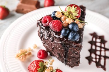 Çilek plaka, closeup ile lezzetli çikolatalı kek parçası