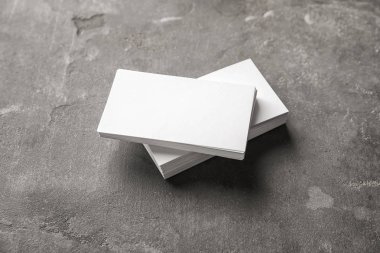 tarjetas en blanco sobre fondo gris