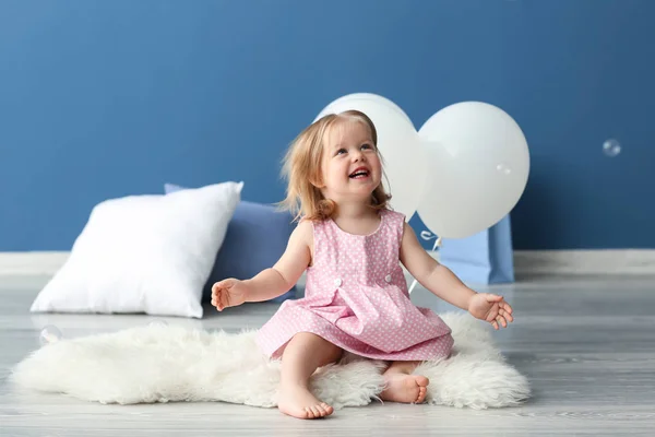 Niedliches Kleines Mädchen Mit Luftballons Sitzt Auf Teppich Zimmer — Stockfoto