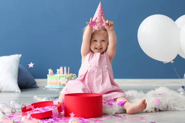 Χαριτωμένο Μικρό Κορίτσι Στο Καπάκι Πάρτι Γενεθλίων Παίζοντας Κομφετί Χαρτί — Φωτογραφία Αρχείου