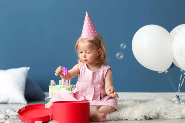 Linda Niña Tapa Fiesta Cumpleaños Jugando Con Confeti Papel Interior — Foto de Stock