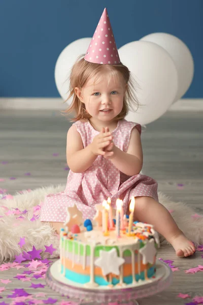 Menina Bonito Com Bolo Aniversário Sentado Tapete Fofo Dentro Casa — Fotografia de Stock