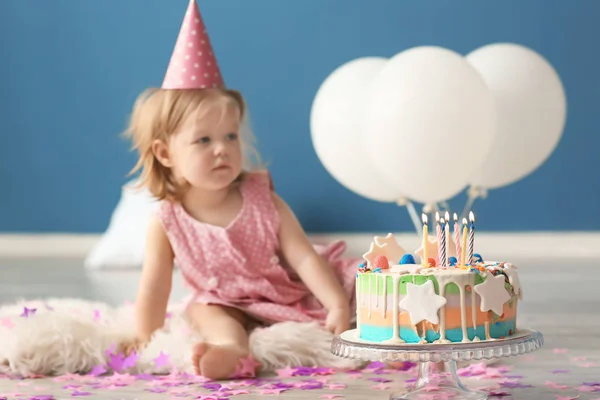 Ładna Dziewczynka Tort Urodzinowy Siedząc Puszysty Dywan Pomieszczeniu — Zdjęcie stockowe