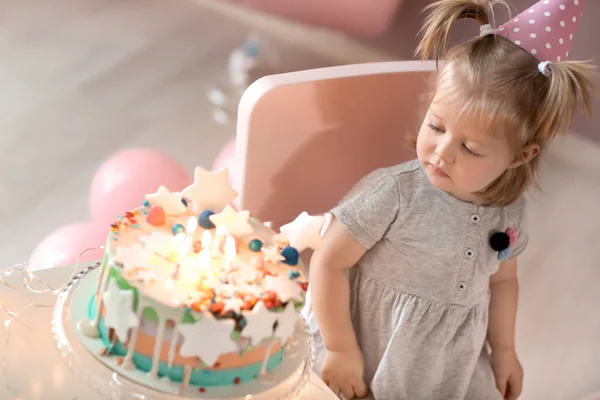 部屋の椅子の上に座っての誕生日ケーキとかわいい女の子 — ストック写真