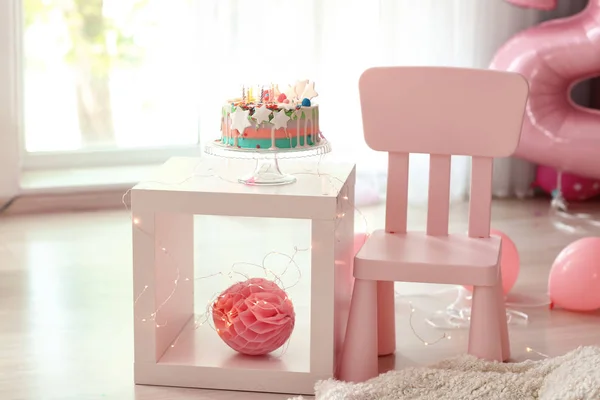 儿童房桌上配有生日蛋糕 — 图库照片