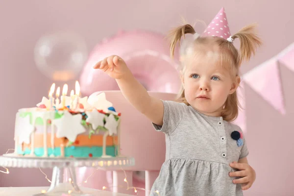 部屋の椅子の上に座っての誕生日ケーキとかわいい女の子 — ストック写真