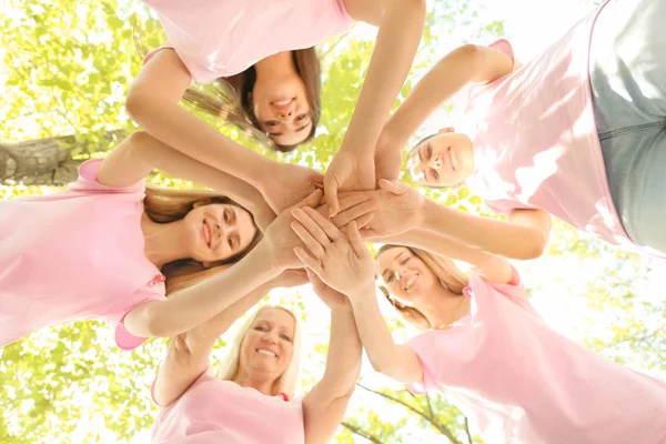 Красивые Женщины Разных Возрастов Розовыми Лентами Соединяющими Руки Открытом Воздухе — стоковое фото