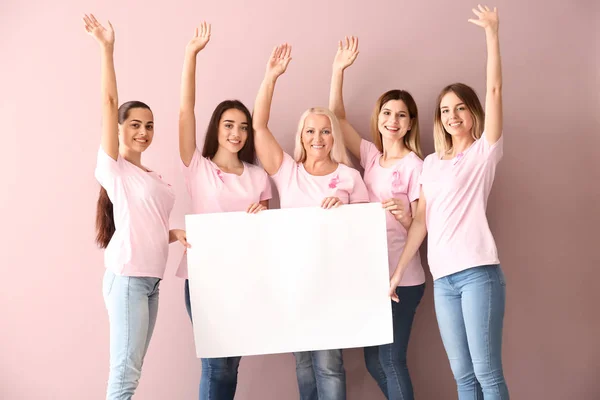 Красивые Женщины Разных Возрастов Розовыми Лентами Держащие Плакат Цветном Фоне — стоковое фото