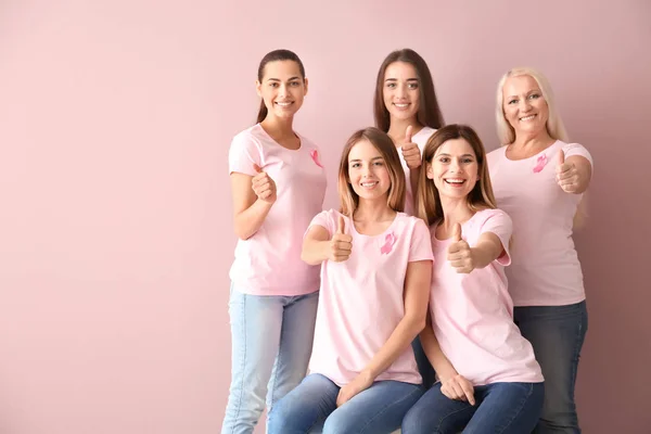 Belle Donne Diverse Età Con Nastri Rosa Che Mostrano Gesto — Foto Stock