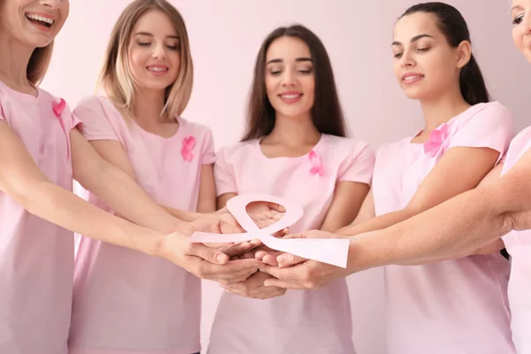 Mulheres Bonitas Diferentes Idades Segurando Fita Papel Rosa Fundo Cor — Fotografia de Stock