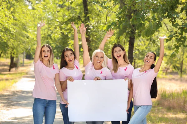 Hermosas Mujeres Diferentes Edades Con Cintas Rosas Sosteniendo Cartel Aire — Foto de Stock