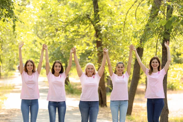 Vackra Kvinnor Olika Åldrar Med Rosa Band Utomhus Breast Cancer — Stockfoto