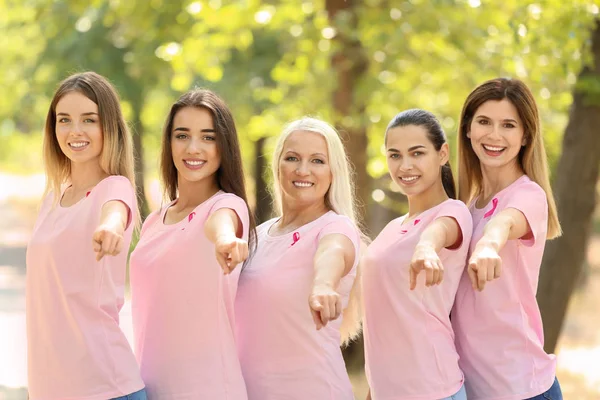 Hermosas Mujeres Diferentes Edades Con Cintas Rosas Aire Libre Concepto — Foto de Stock