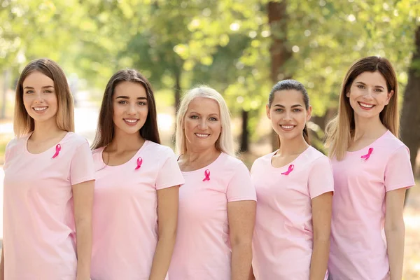 Mooie Vrouwen Van Verschillende Leeftijden Met Roze Linten Buitenshuis Borst — Stockfoto