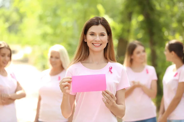 Mulher Bonita Com Fita Rosa Segurando Cartão Livre Conceito Câncer — Fotografia de Stock