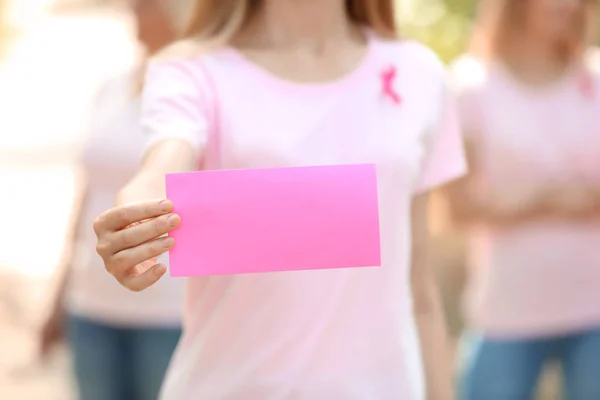 Piękna Kobieta Różową Wstążką Zewnątrz Gospodarstwa Karty Koncepcja Raka Piersi — Zdjęcie stockowe