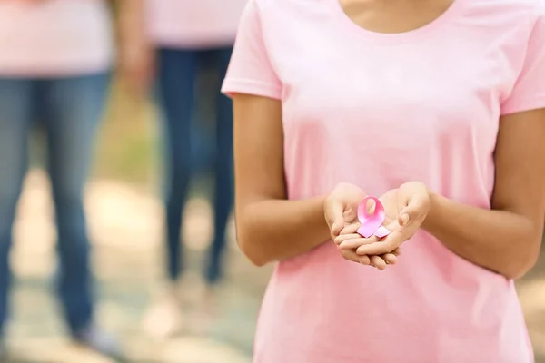 Mulher Bonita Segurando Fita Rosa Livre Conceito Câncer Mama — Fotografia de Stock