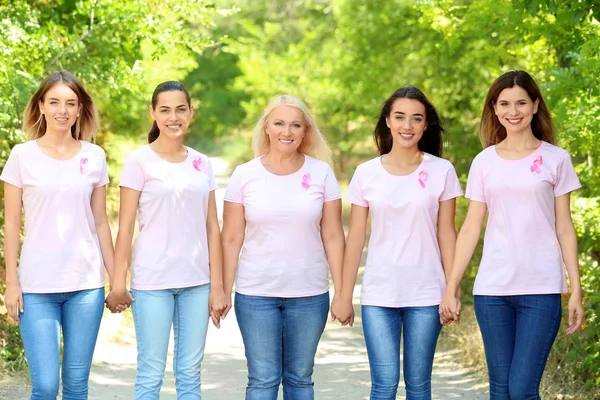 Mooie Vrouwen Van Verschillende Leeftijden Met Roze Linten Buitenshuis Borst — Stockfoto