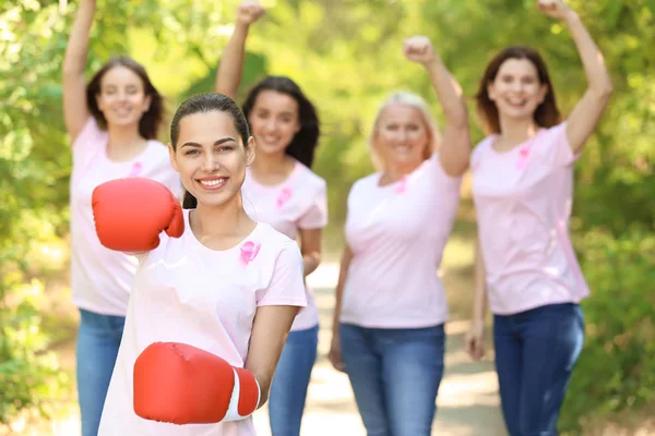 Piękna Kobieta Różowe Wstążki Rękawice Bokserskie Zewnątrz Koncepcja Raka Piersi — Zdjęcie stockowe