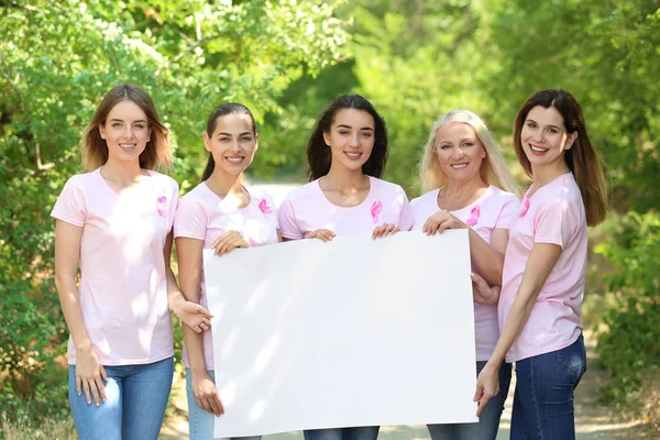 Красивые Женщины Разных Возрастов Розовыми Лентами Держащими Плакат Открытом Воздухе — стоковое фото