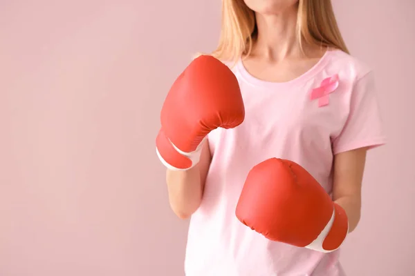 美丽的女人与粉红色丝带和拳击手套的颜色背景 乳癌概念 — 图库照片