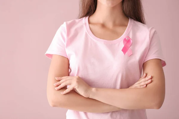 Hermosa Mujer Con Cinta Rosa Sobre Fondo Color Concepto Cáncer — Foto de Stock