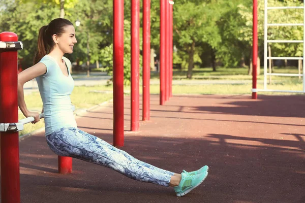 Hermosa Joven Entrenando Aire Libre — Foto de Stock