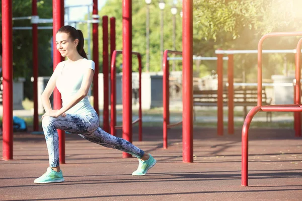 Hermosa Joven Entrenando Aire Libre — Foto de Stock