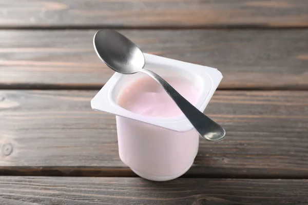 Bicchiere Plastica Con Yogurt Alla Fragola Gustoso Sfondo Legno — Foto Stock