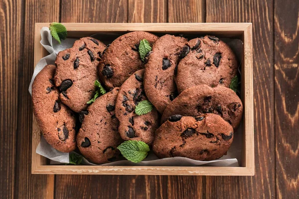 盒与美味的巧克力饼干在木质背景 — 图库照片