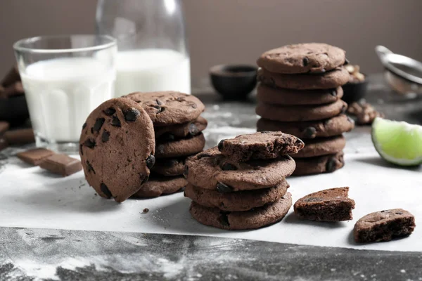 Sabrosas Galletas Chocolate Sobre Mesa Gris — Foto de Stock