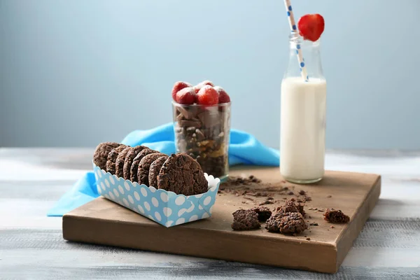 おいしいチョコレート クッキーと牛乳をテーブルの上にボトルで木の板 — ストック写真