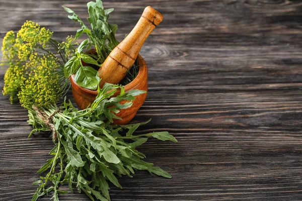 Verschiedene Frische Kräuter Mit Mörser Auf Holzgrund — Stockfoto