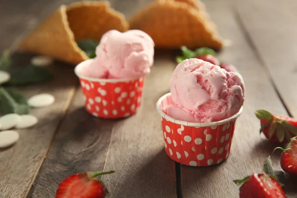 Χάρτινα Ποτήρια Νόστιμο Παγωτό Φράουλα Στο Ξύλινο Τραπέζι — Φωτογραφία Αρχείου