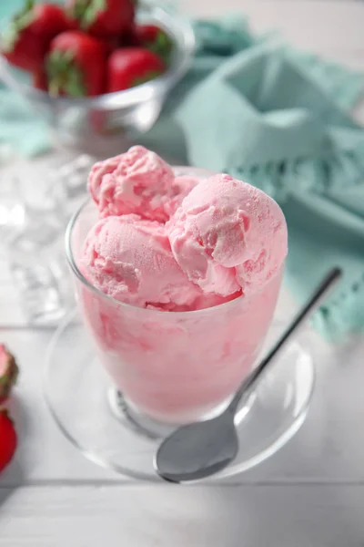 Γυαλί Νόστιμο Παγωτό Φράουλα Στο Τραπέζι — Φωτογραφία Αρχείου