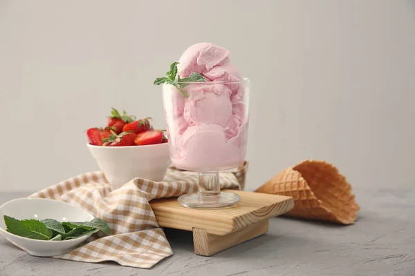 桌上有美味草莓冰淇淋的玻璃杯 — 图库照片