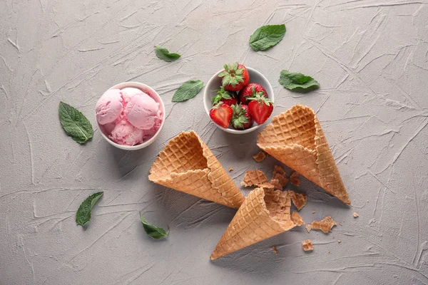おいしいアイスクリーム イチゴ ライト テーブルのワッフル コーンのコンポジション — ストック写真