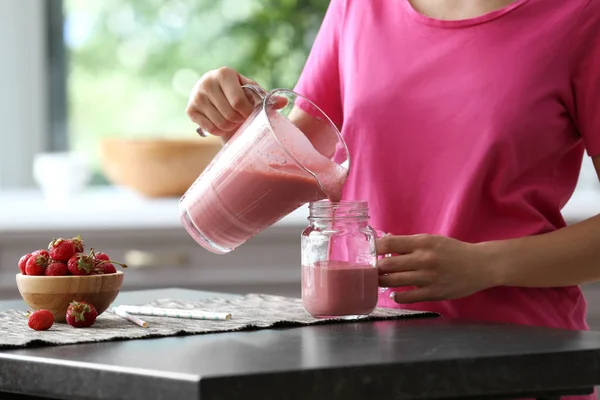 Mujer Vertiendo Batido Fresa Jarra Tarro Albañil Interior — Foto de Stock